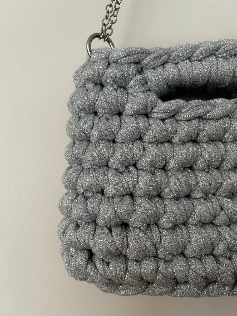 sac artisanal fait a la main au crochet gris brillant 