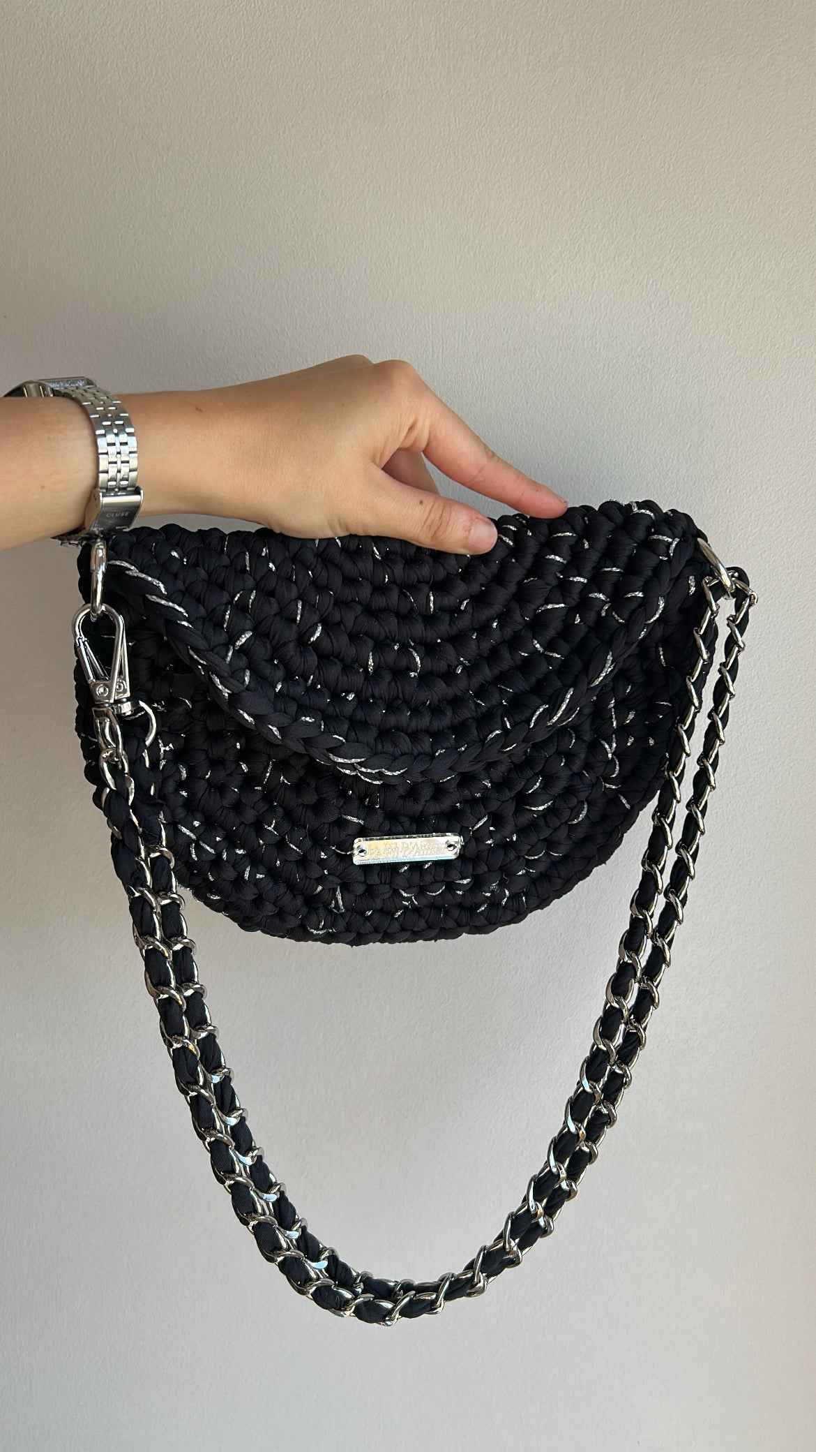 Pochette Banane en Crochet Noir et Fil Argenté – Édition Chic
