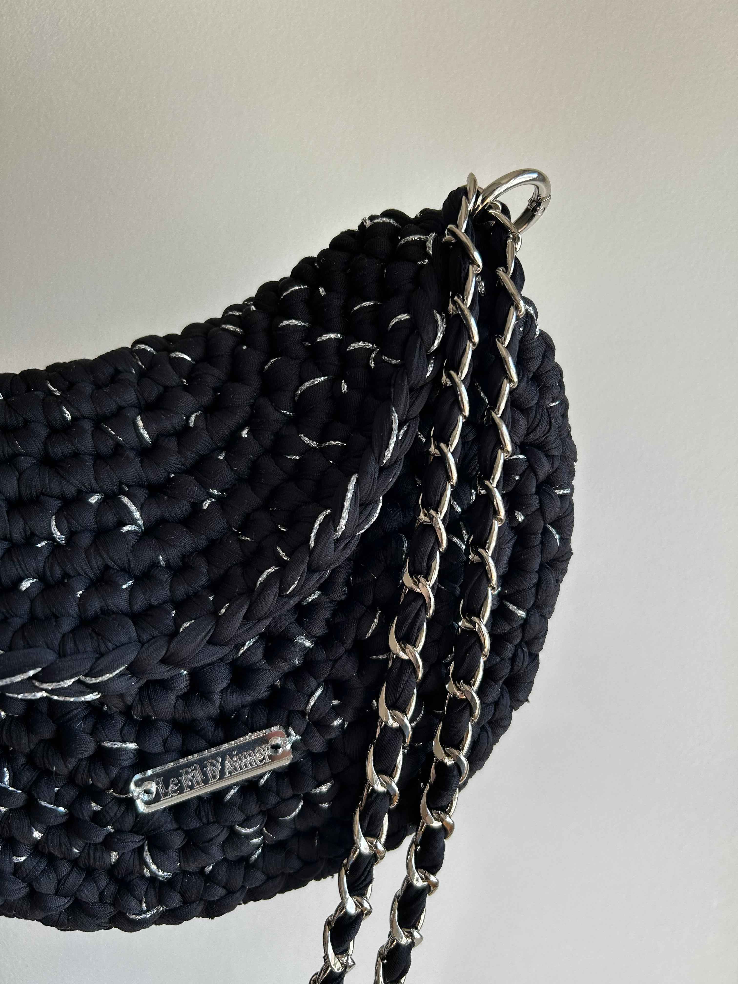 Pochette Banane en Crochet Noir et Fil Argenté – Édition Chic