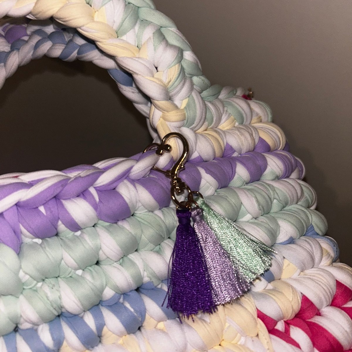 Détail du crochet artisanal du sac Aimer multicolore - Le Fil D aimer sac au crochet fait a la main