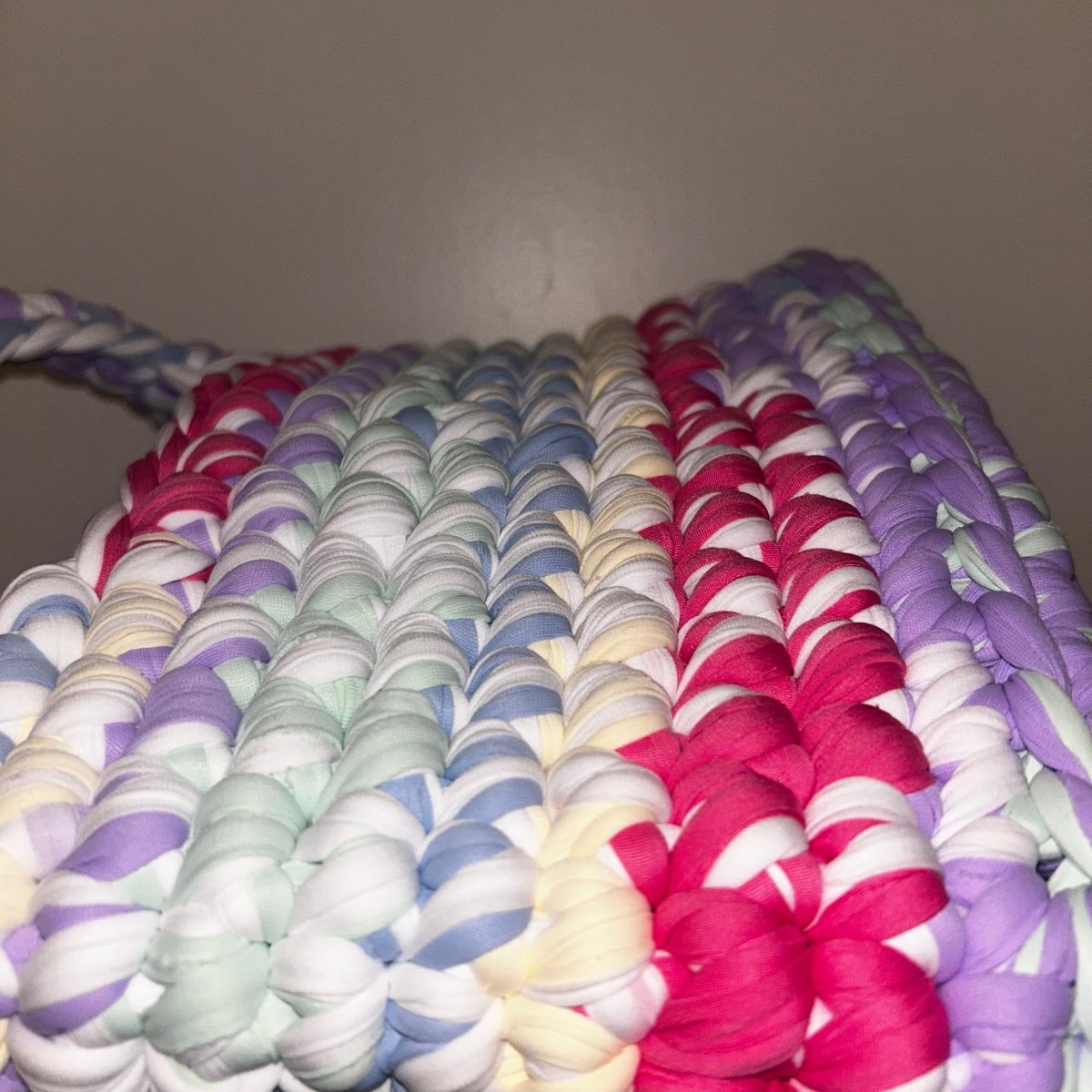 Sac Aimer multicolore porté à l’épaule, avec chaînette - Le Fil D aimer