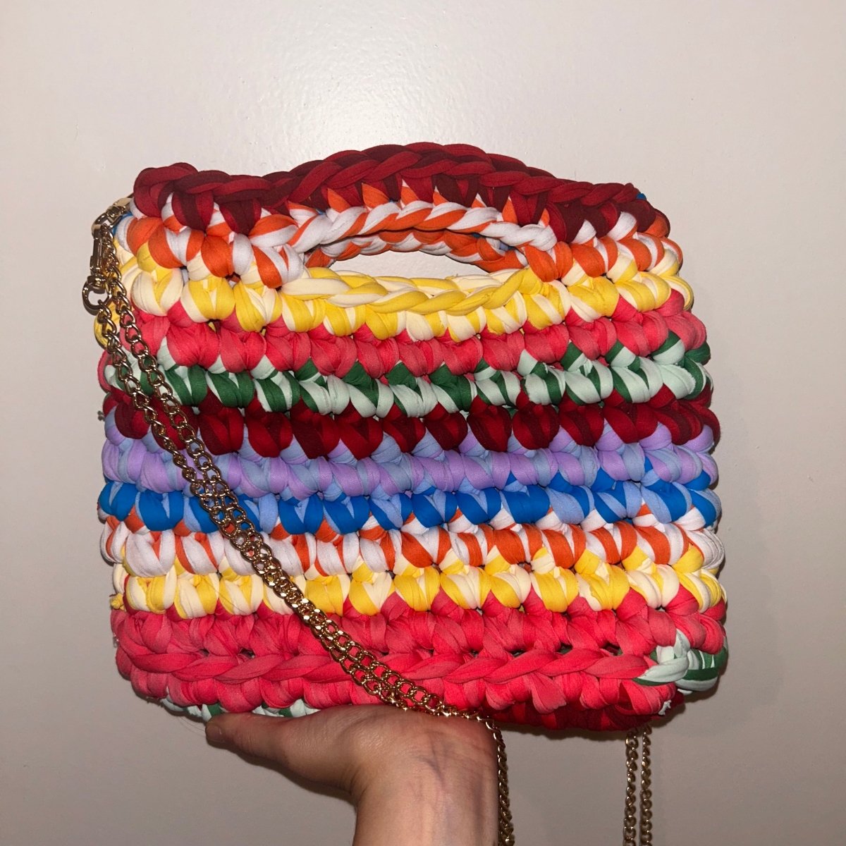 Détail du crochet artisanal du Sac Aimer multicolore