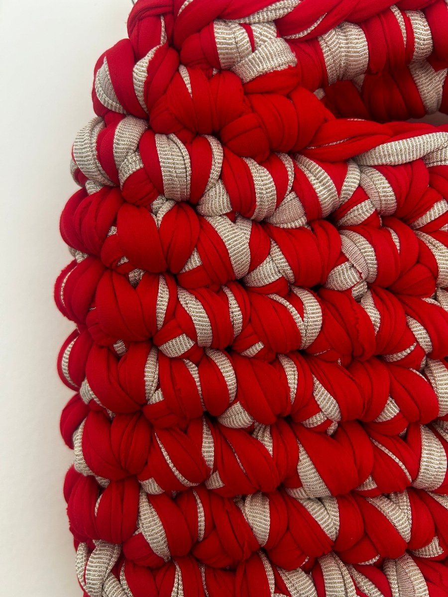 Sac crocheté rouge et beige brillant artisanal