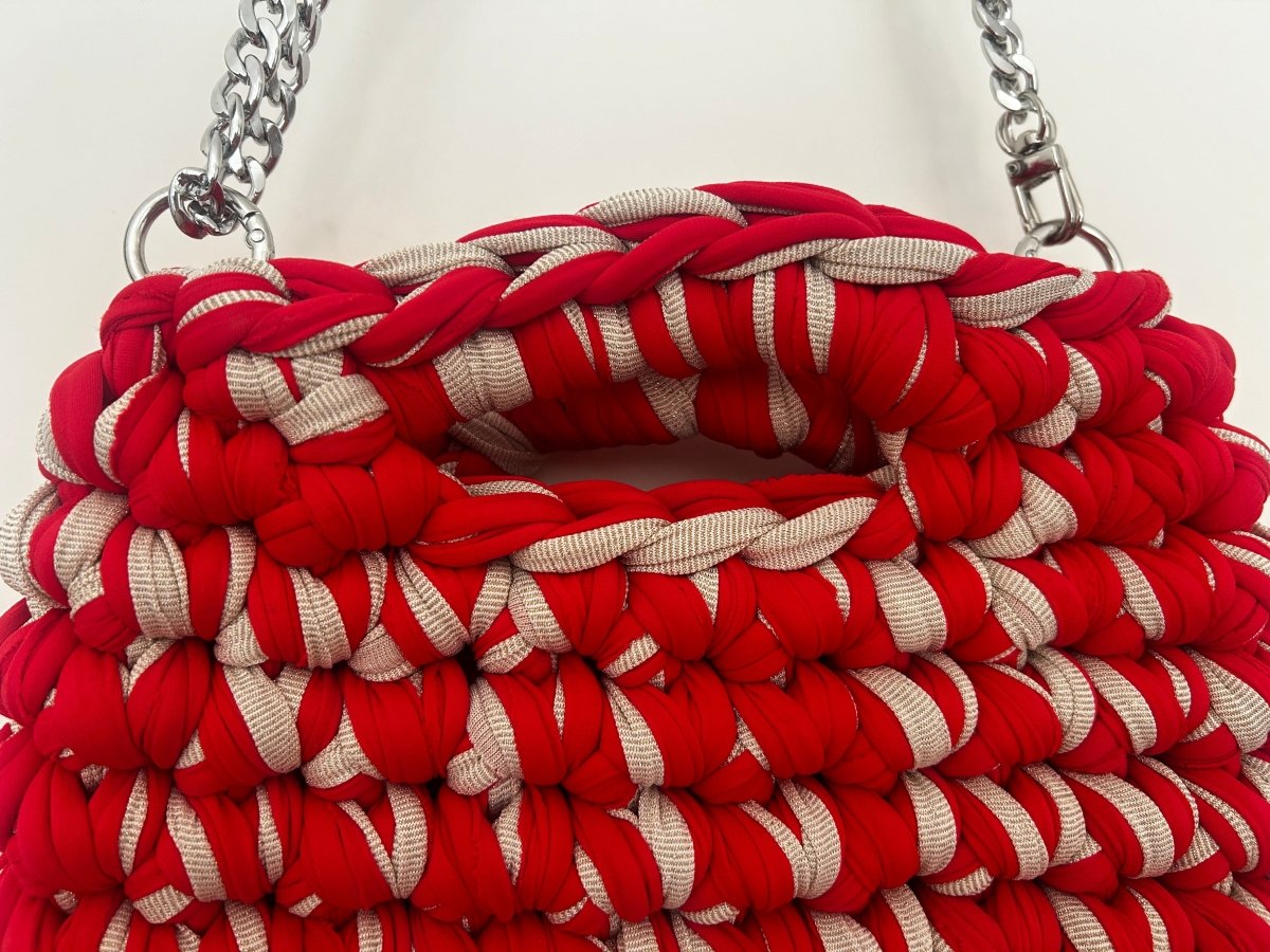 Vue de face du Sac Aimer rouge et beige brillant