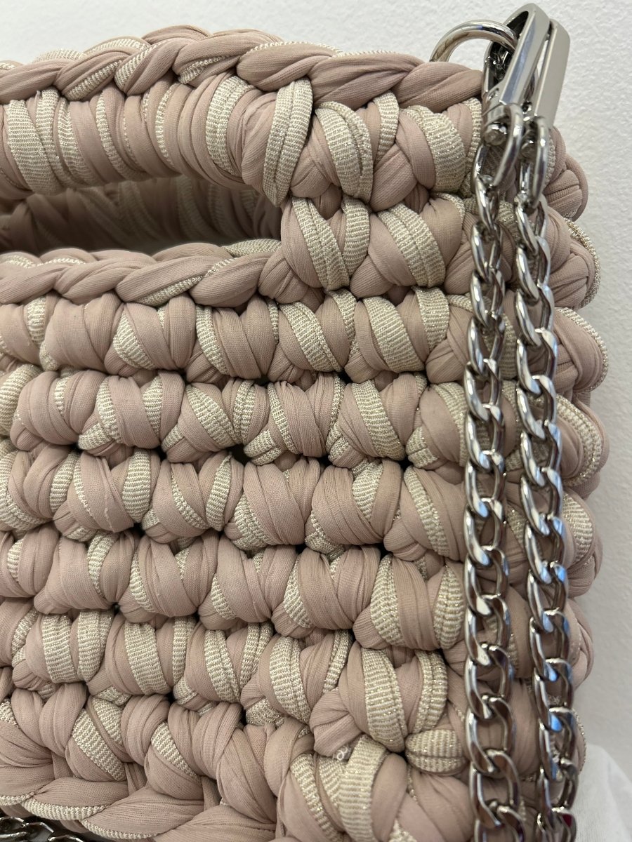 Sac Aimer artisanal au crochet beige brillant - Elégant et tendance - Le Fil D aimer