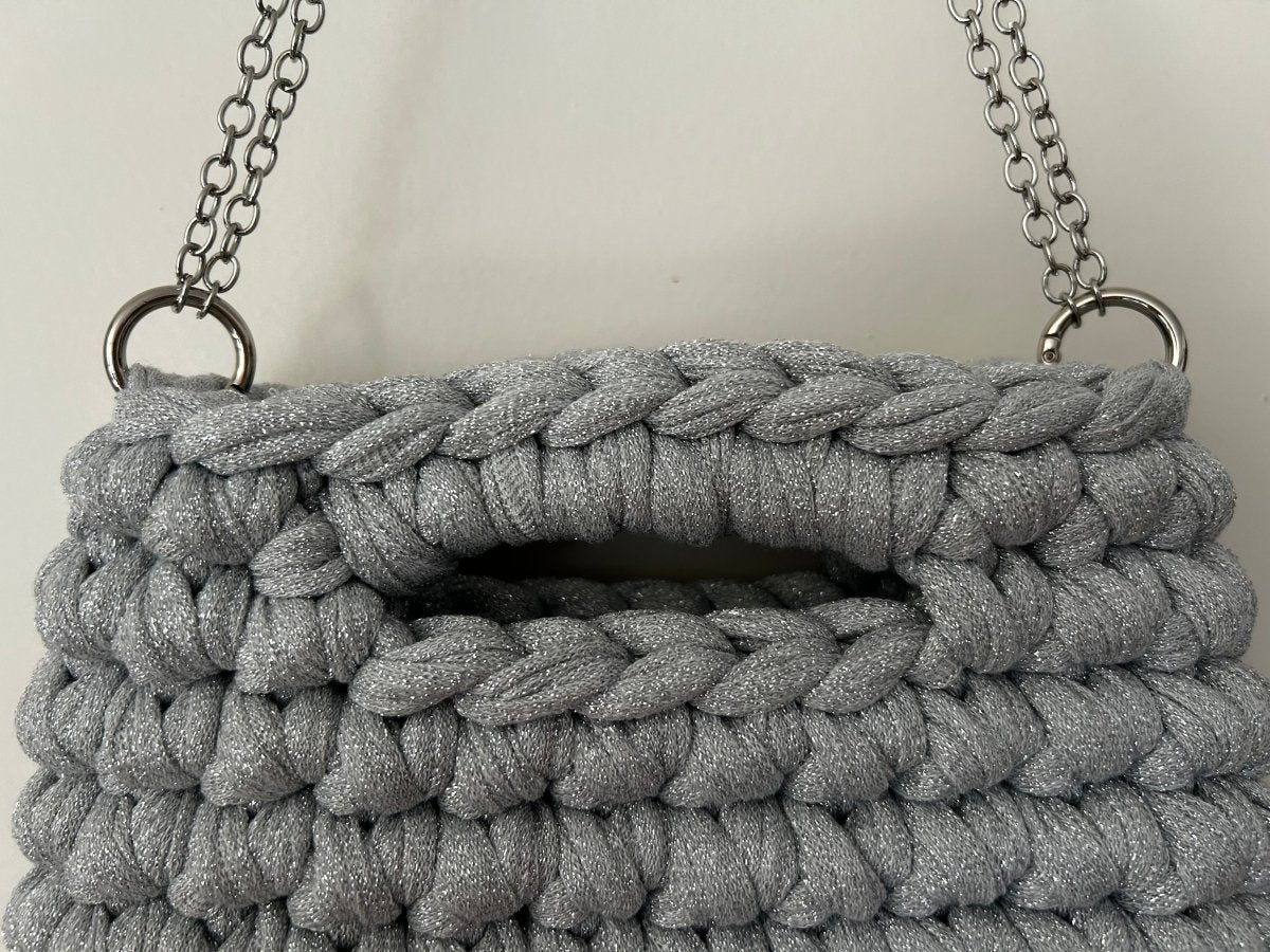Mini Sac Aimer gris pailleté porté, sac artisanal sac fait main 