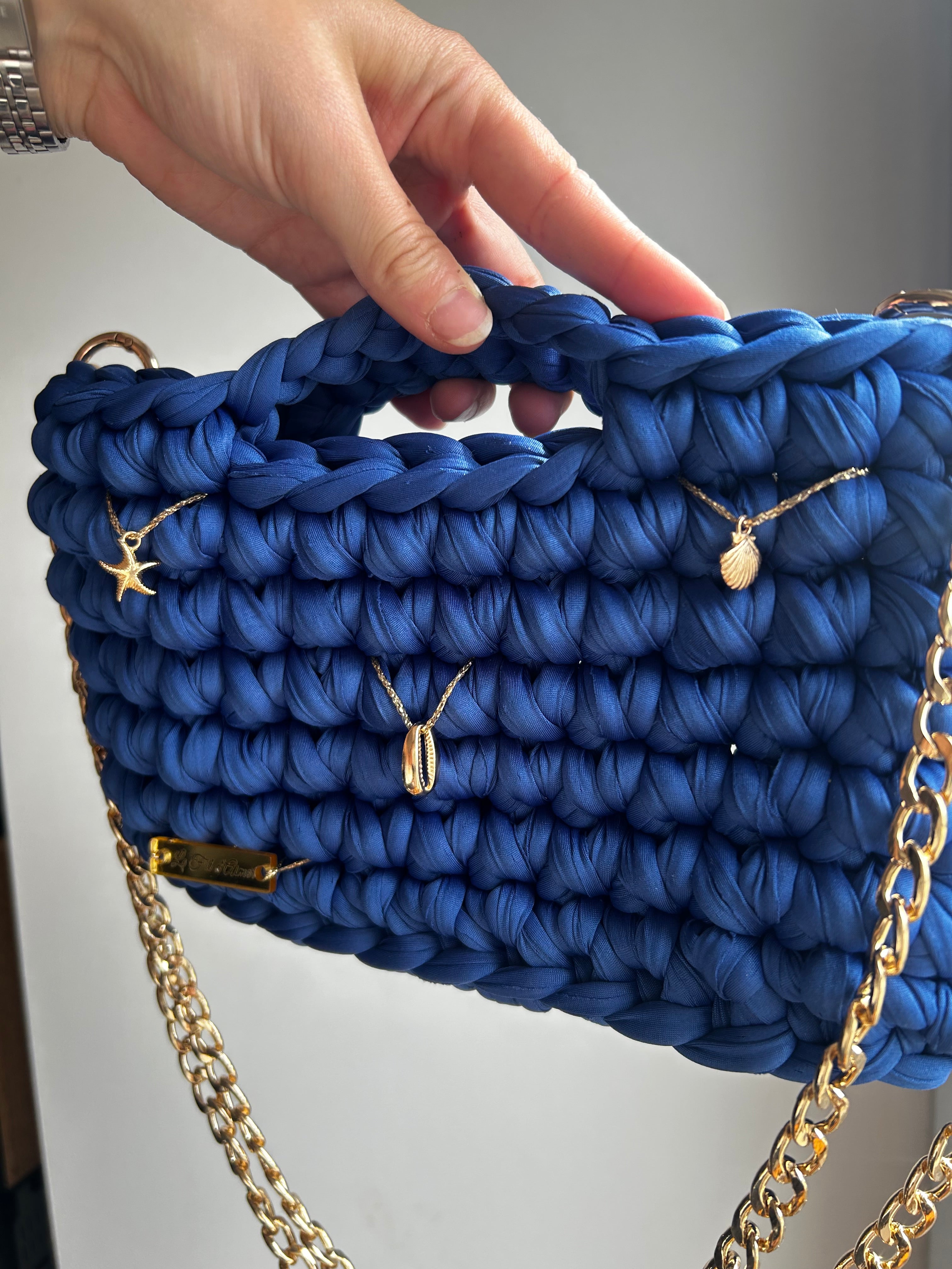 sac a main le fil d aimer coquillages et bleu roi dore sac a main artisanal au crochet 