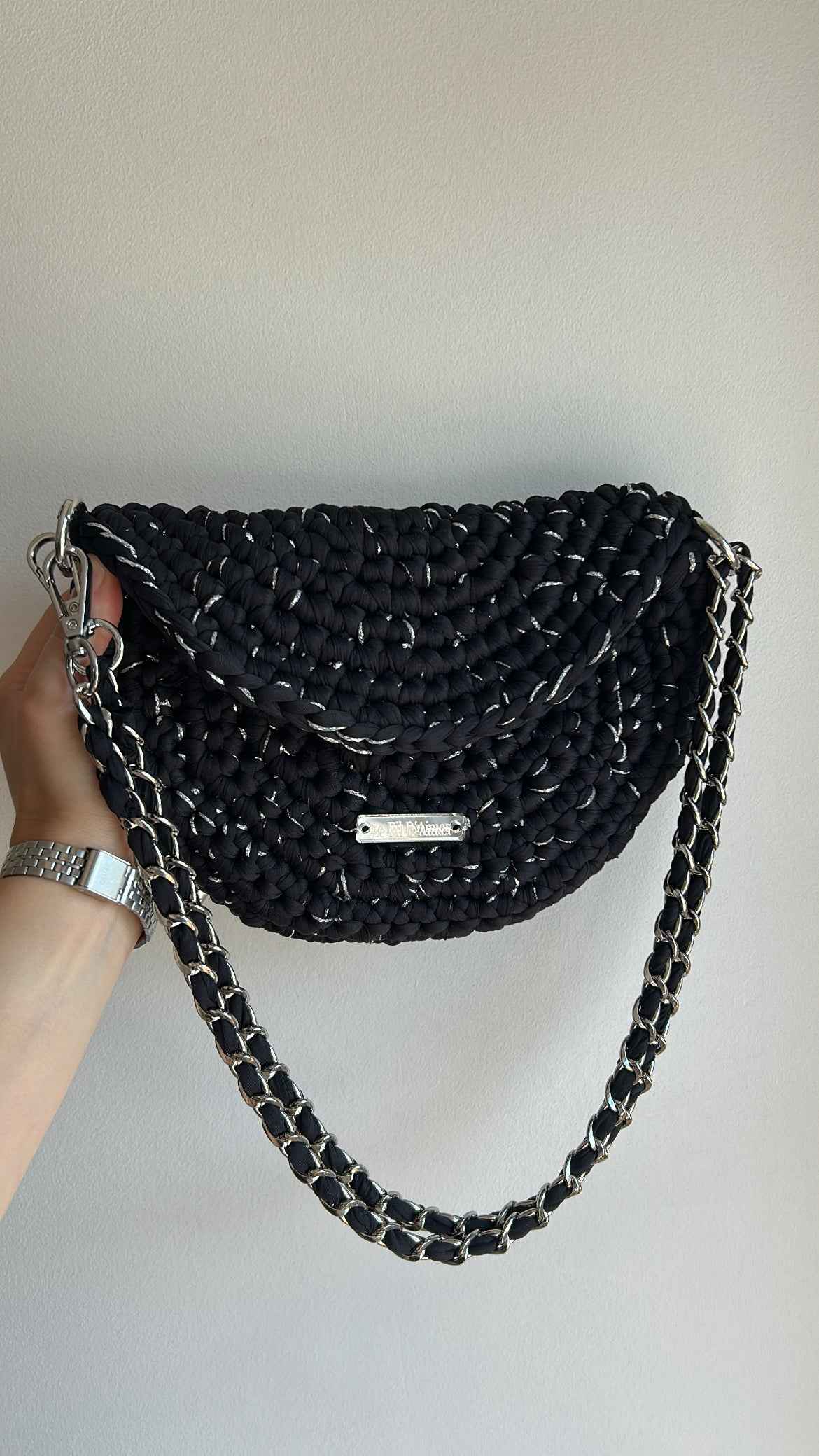 Pochette Banane en Crochet Noir et Fil Argenté – Édition Chic
